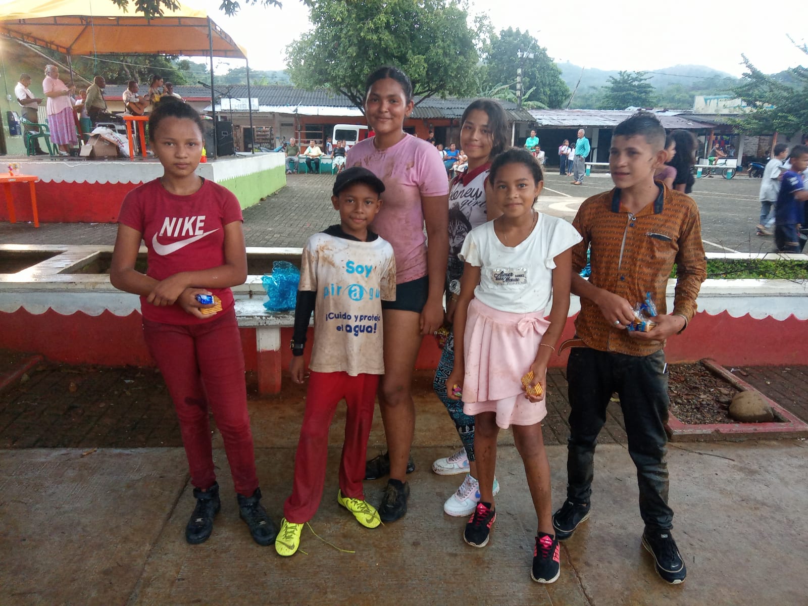 Actividad caritas sonrientes con niños y niñas de La Caucana-2