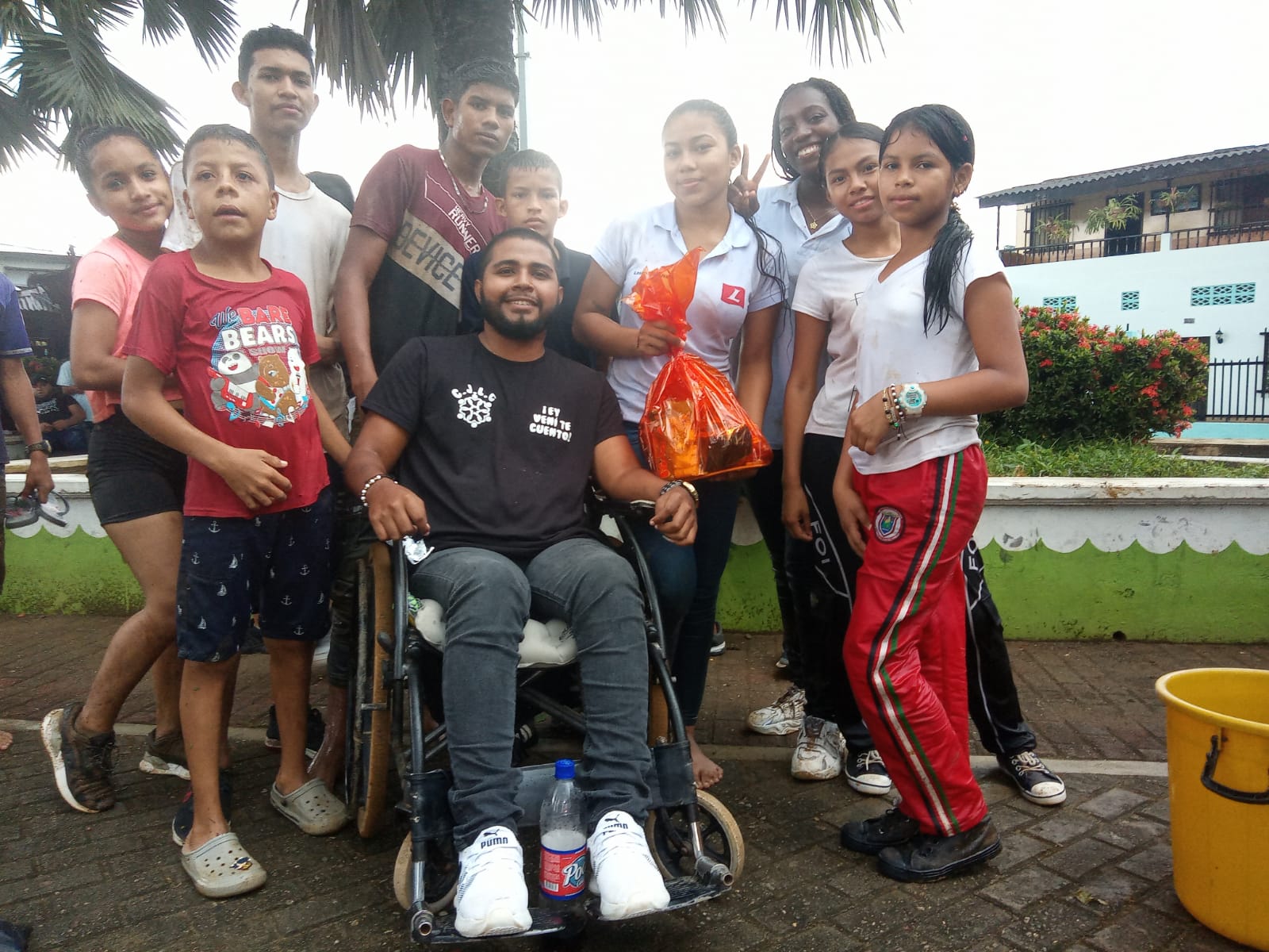 Actividad caritas sonrientes con niños y niñas de La Caucana-3